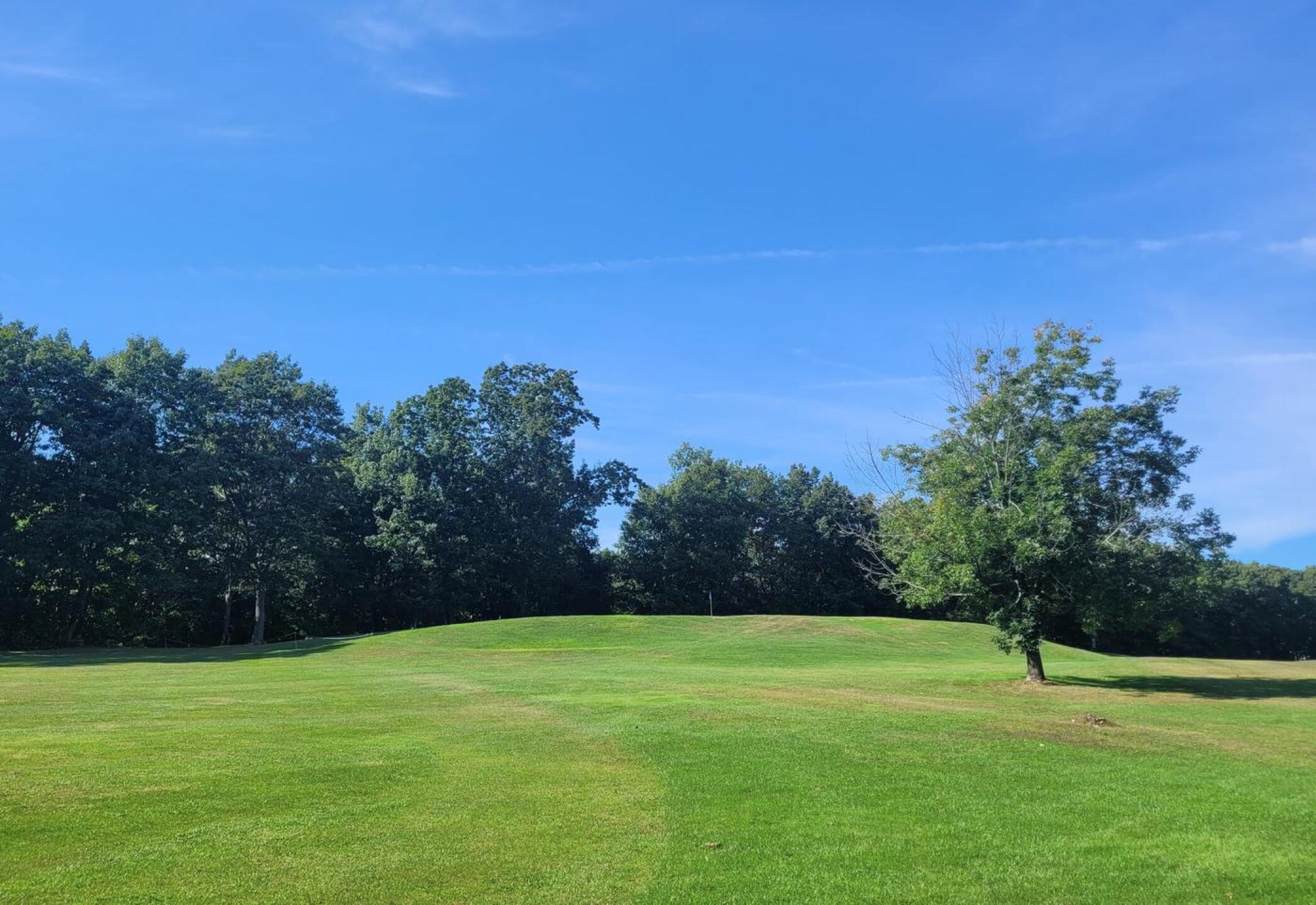 The fourth is an outstanding drive-and-pitch hole. When you end up on the extreme right side of the broad fairway (right here), however, the pitch is difficult. (Photo submitted by AptlyLinked on 09/11/2024)