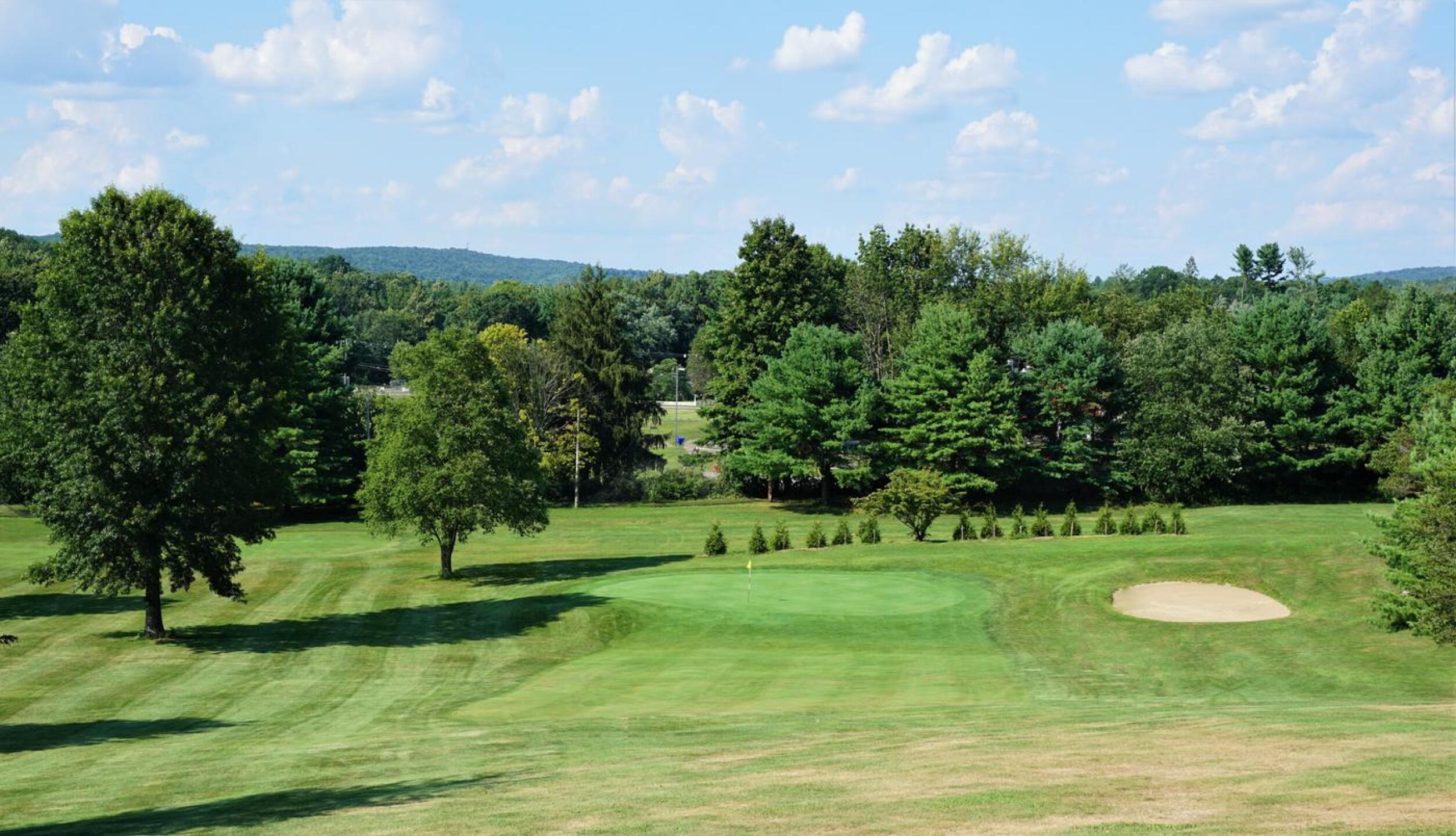 Concluding the round is this downhill , 128-yard ninth. Gainfield Elementary School’s grounds can be glimpsed through the trees. (Photo submitted by AptlyLinked on 08/13/2020)