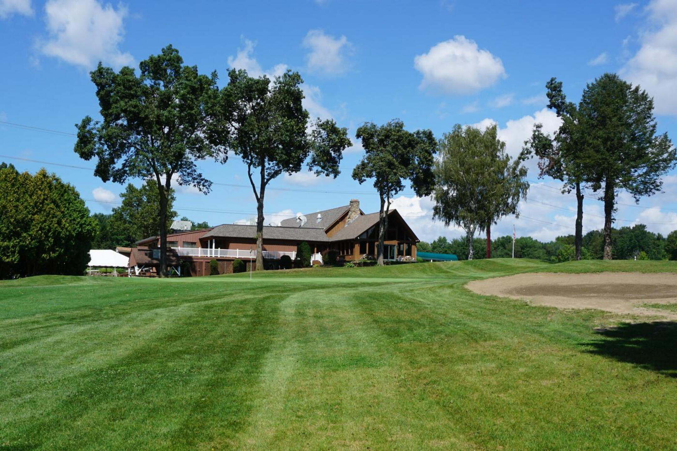 Oak Ridge’s clubhouse sits behind the ninth green. (Photo submitted by AptlyLinked on 08/25/2021)