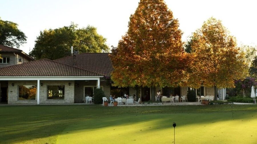 Olivos GC: Practice area & clubhouse