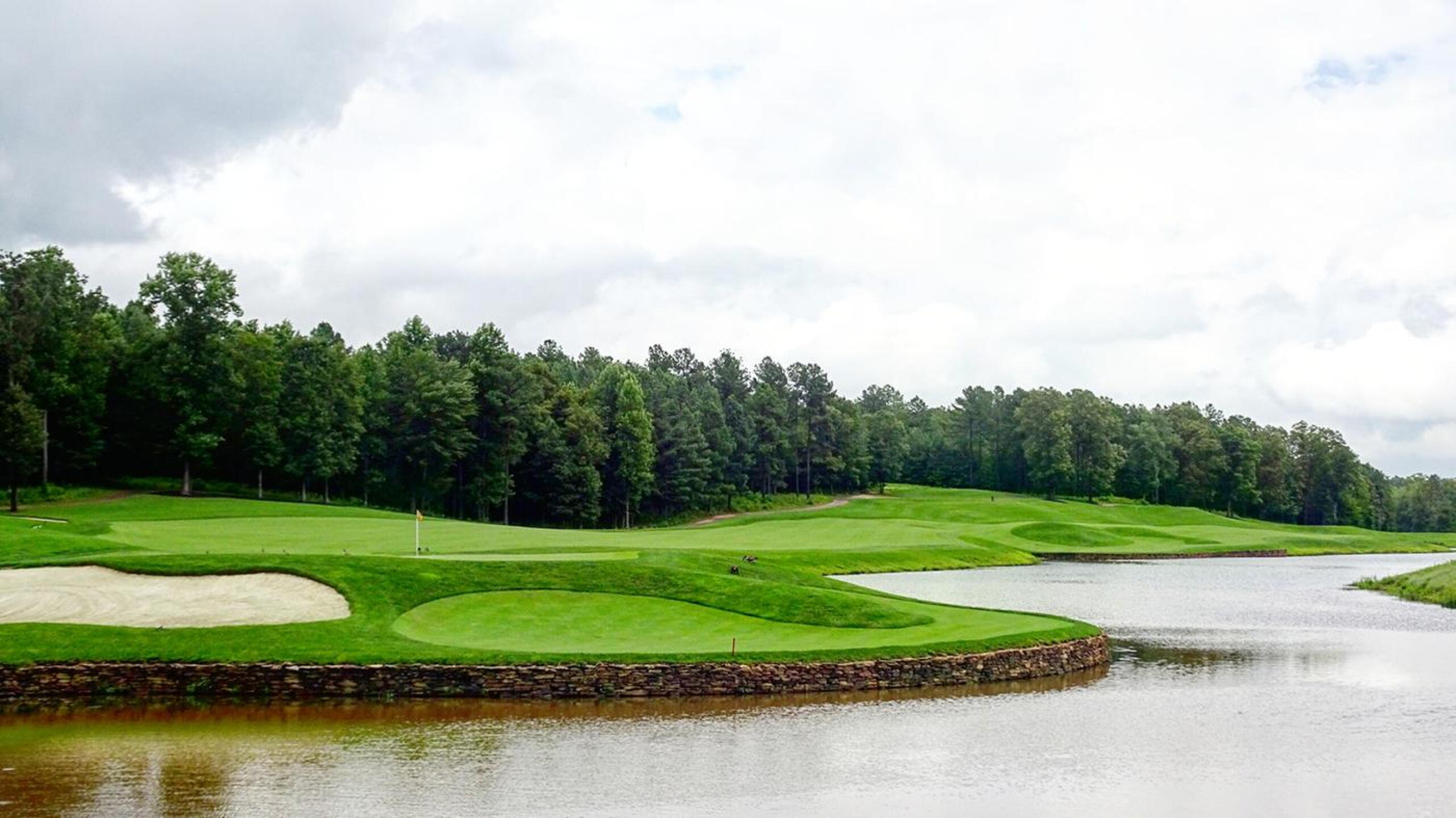 A great finishing hole with water all along the left side of this par-5. (Photo submitted by Back9Ben on 08/05/2018)
