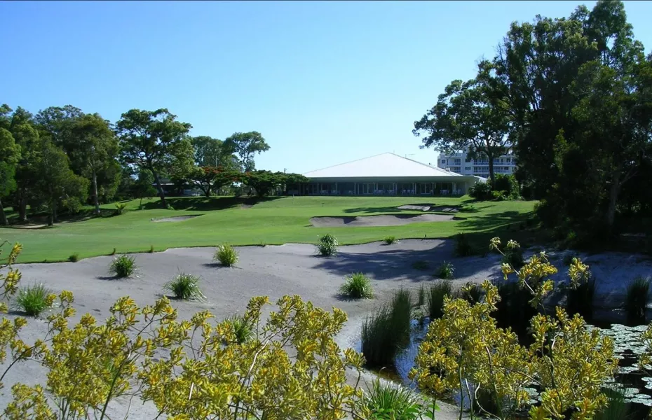 Bribie Island GC: #18 & clubhouse