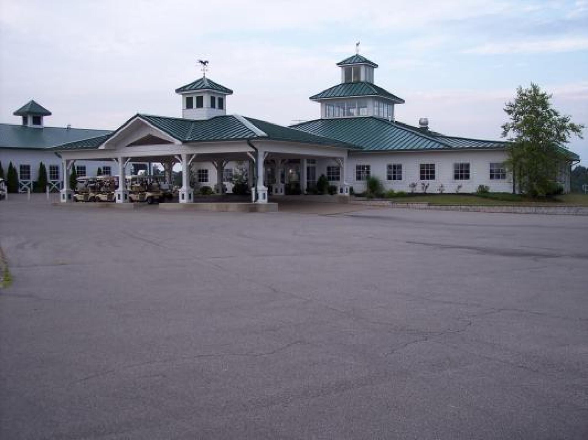 Nice Pro Shop and Club House with Grill (Photo submitted by Russell6471525 on 03/29/2013)