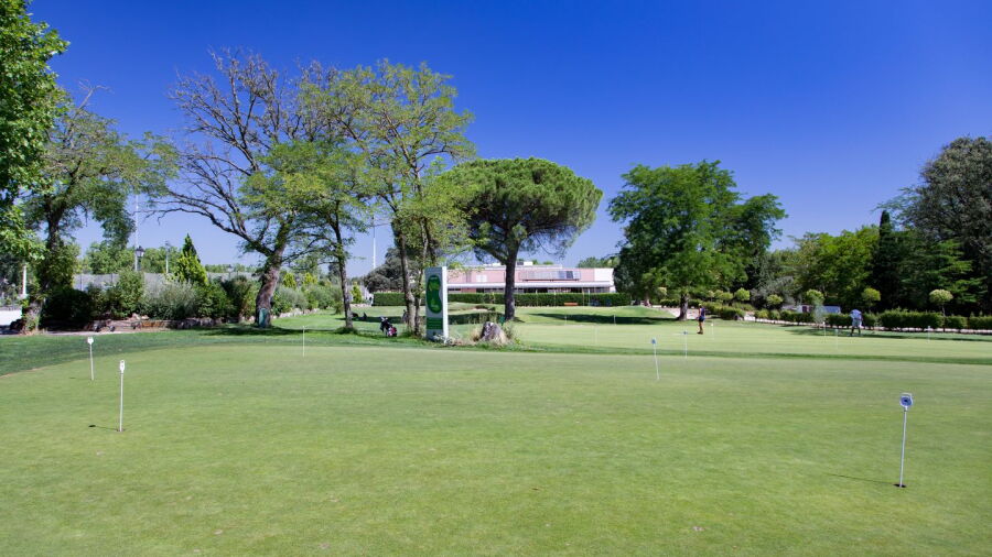 Villa de Madrid CC: Putting greens & clubhouse