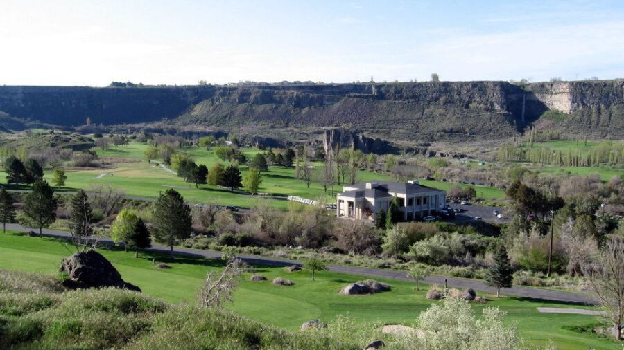 Blue Lakes CC: Clubhouse