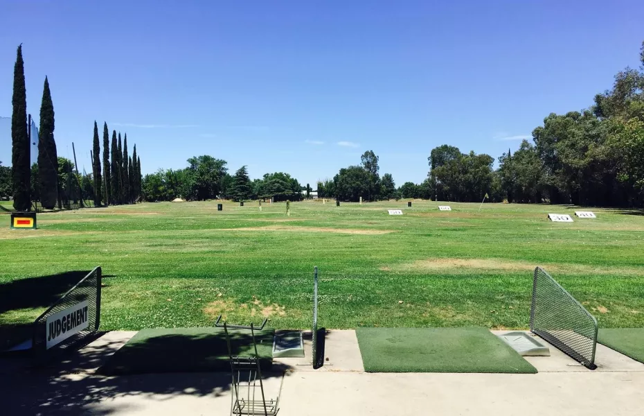 The Practice Tee at Sunset Hills: Driving range