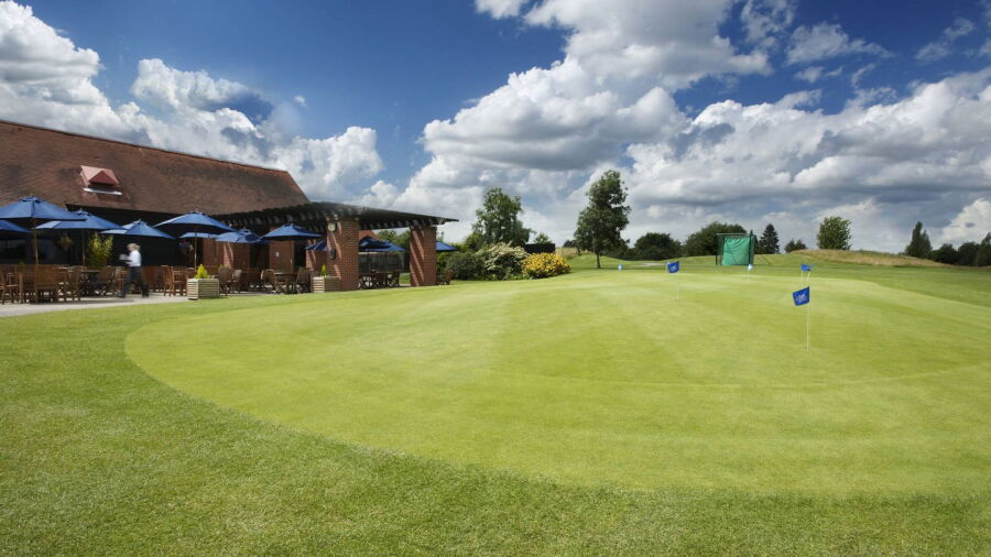 The Club At Mapledurham: Clubhouse & putting green