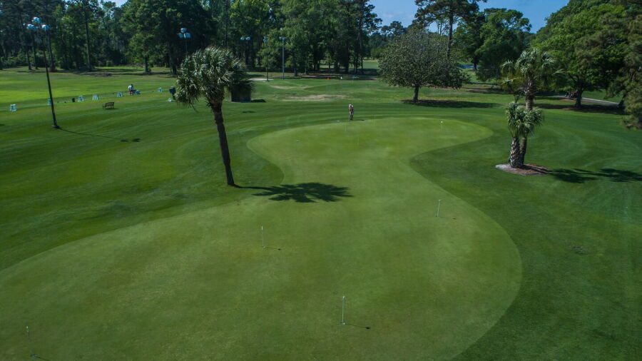 Beachwood GC: Puttin green