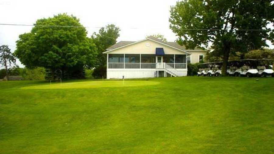 Harbor Hills CC: putting green & clubhouse