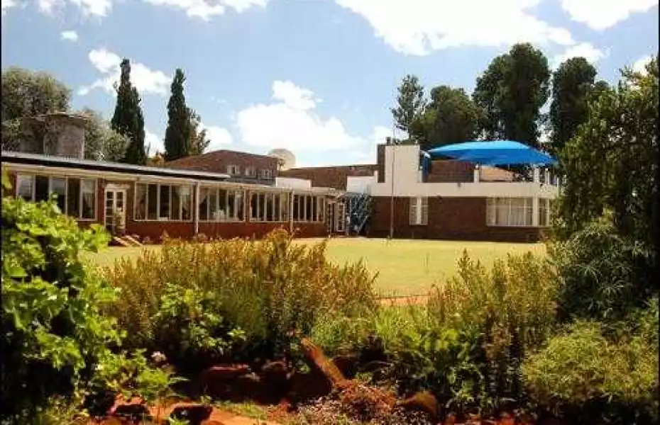 Wingate Park GC: clubhouse & putting green