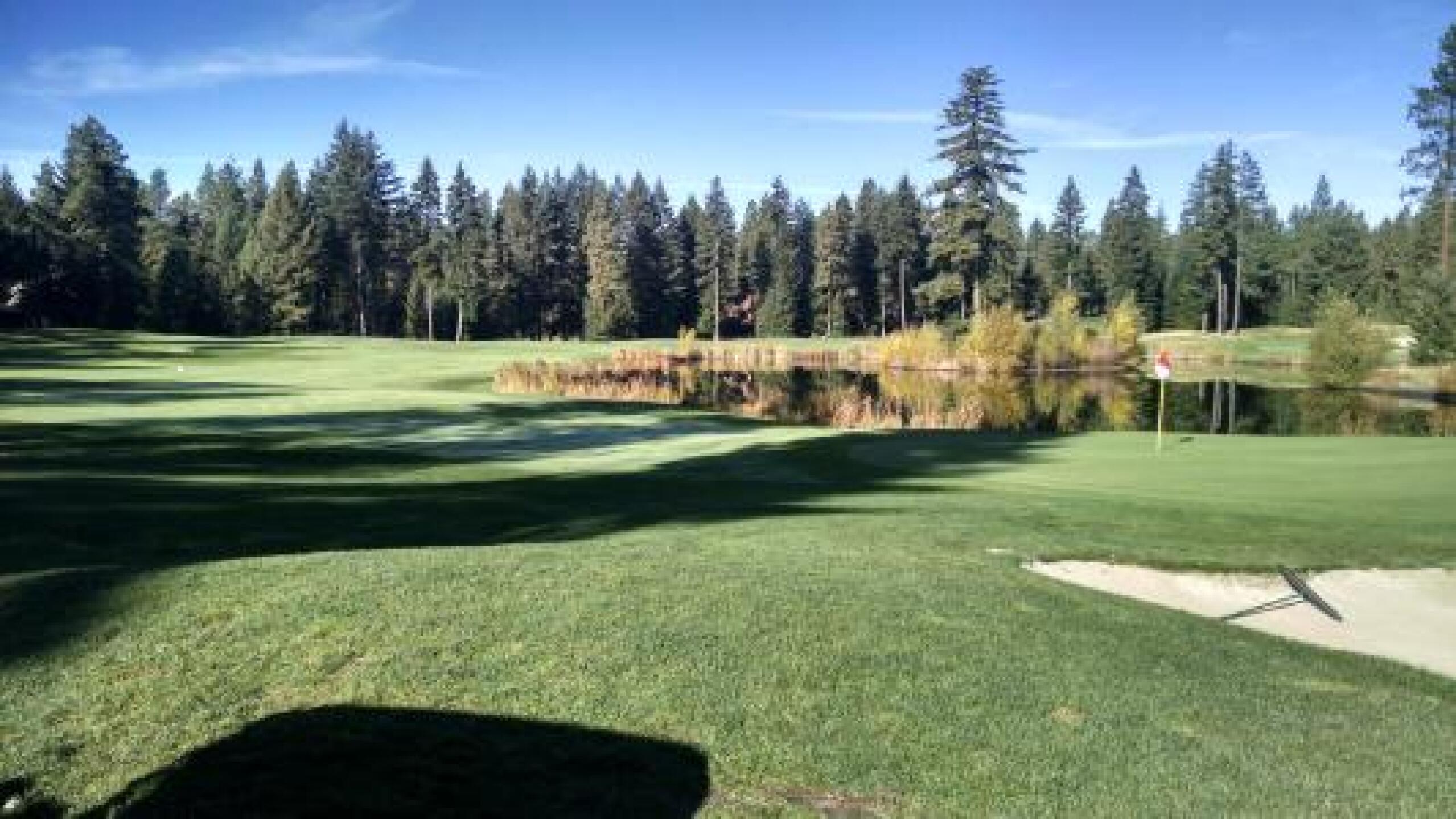 Par 4 around the water (Photo submitted by DPeris on 10/10/2014)