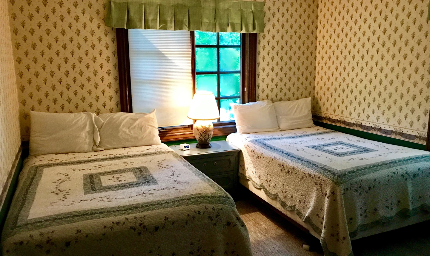 point-o-woods-cottage-bedroom