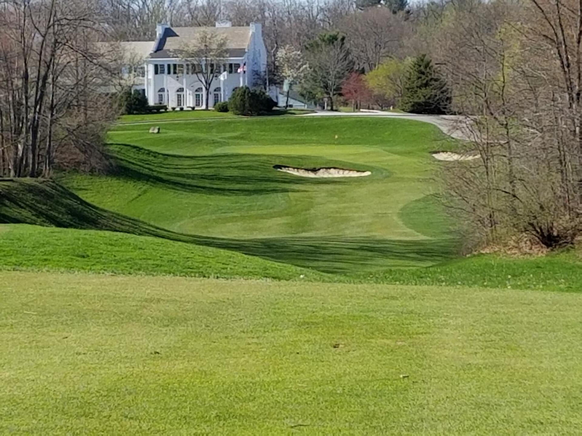 Beautiful 18th hole and clubhouse. (Photo submitted by laurie4man on 04/24/2019)