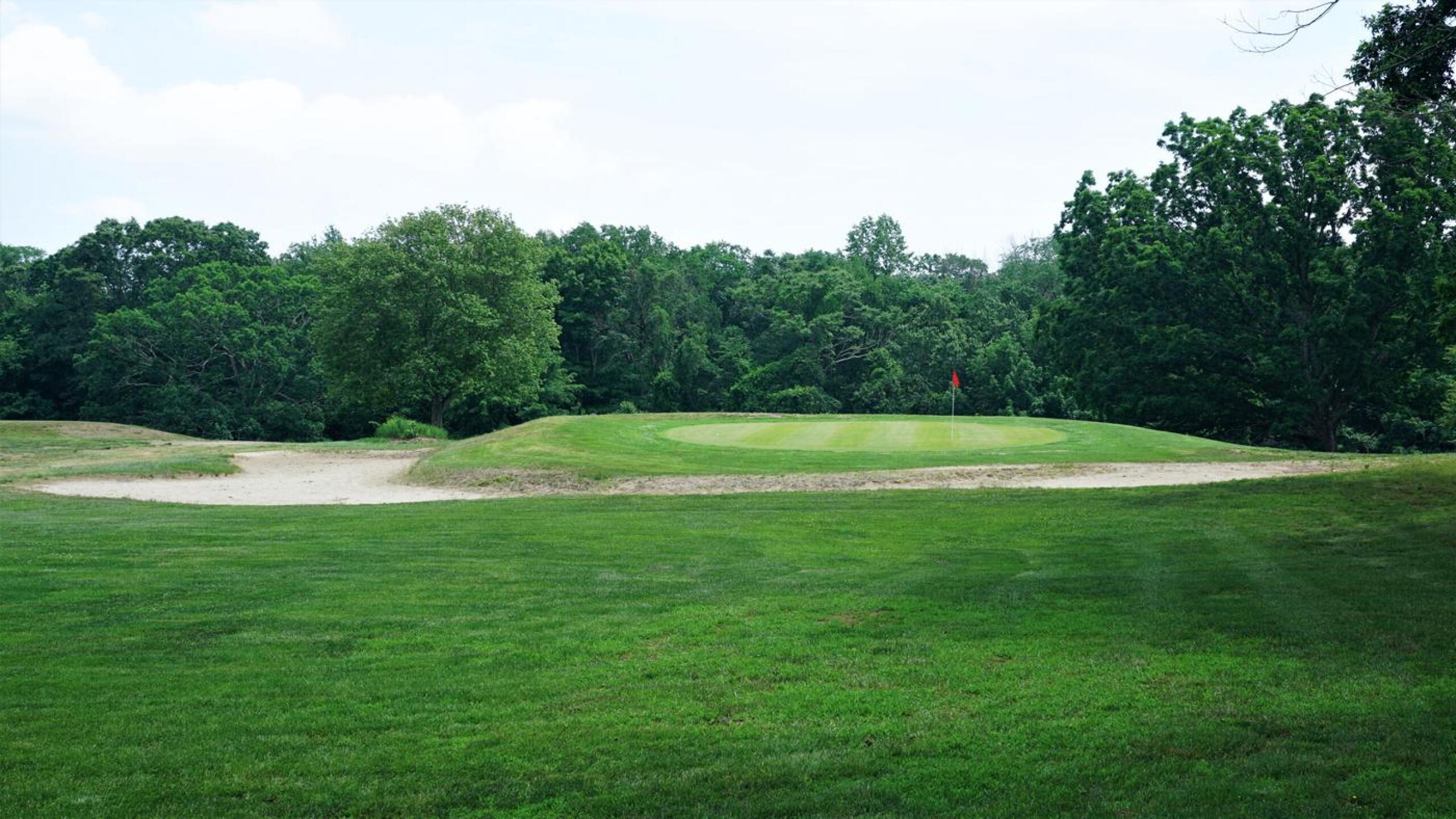 Ten. Par 5 of 480. The wraparound bunker poses problems on any approach shot. (Photo submitted by AptlyLinked on 06/09/2021)