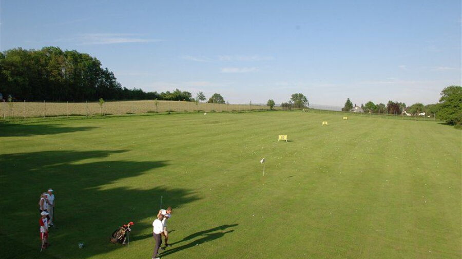 Nuembrecht GC: driving range