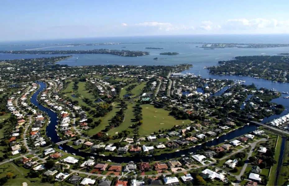 Yacht & CC: Aerial view