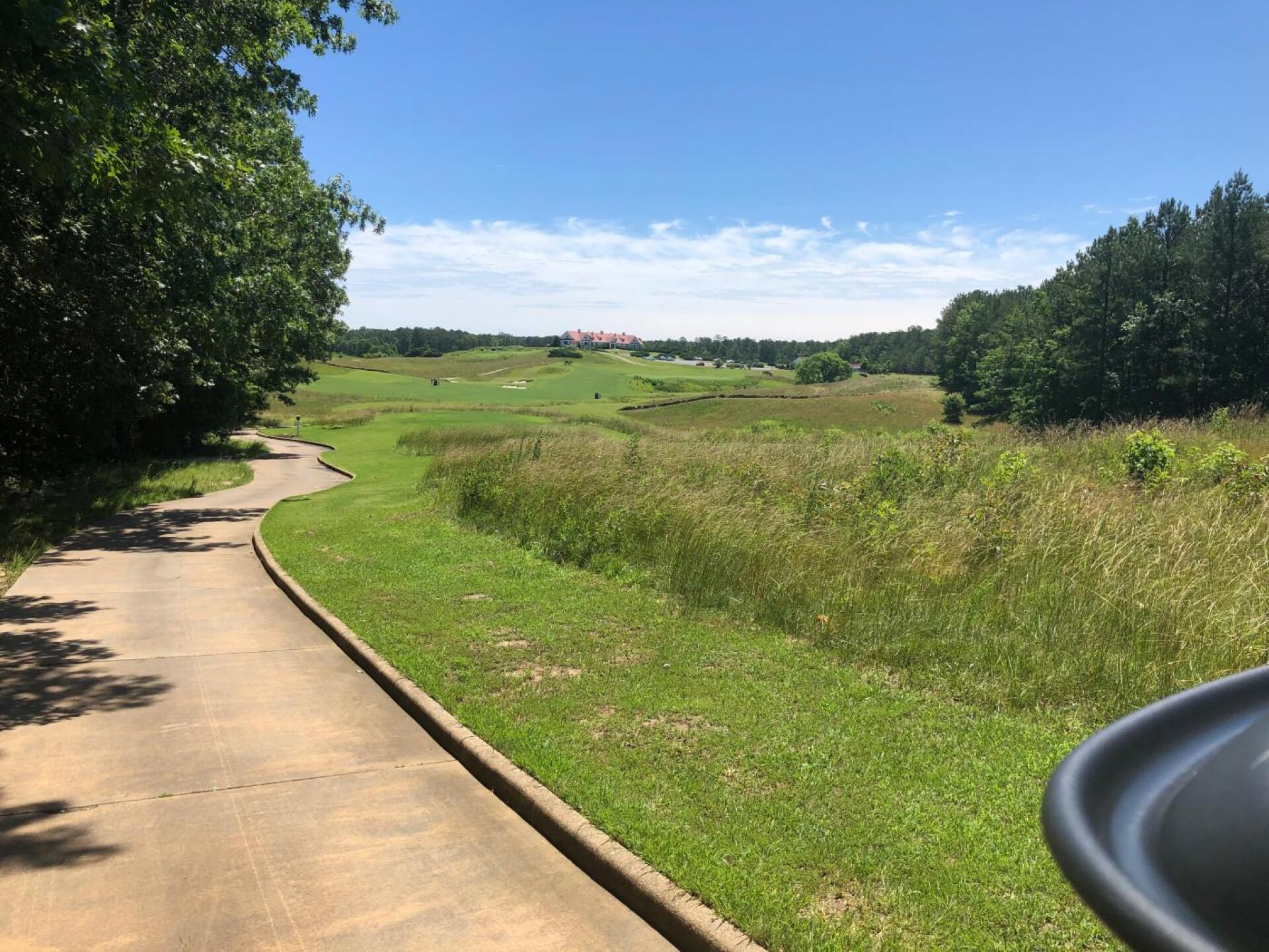 Ninth hole and clubhouse (Photo submitted by dPwOR9euY6v36olsoUf2 on 06/11/2019)