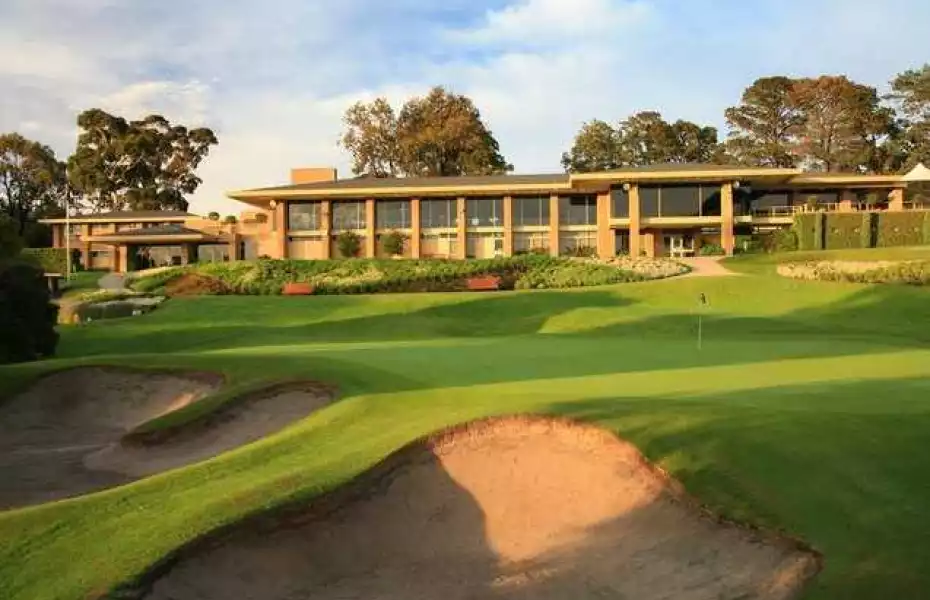 Kew GC: #18 & clubhouse