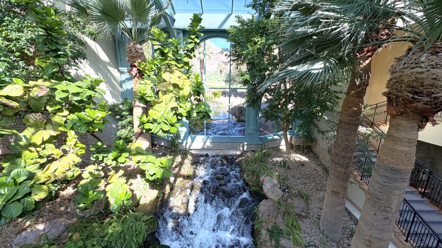 Cascata - waterfall in the clubhouse 