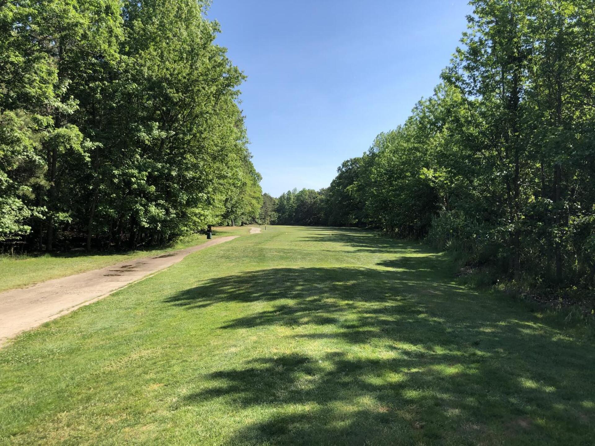 Tight fairways (Photo submitted by Jay0N31LL on 05/23/2021)