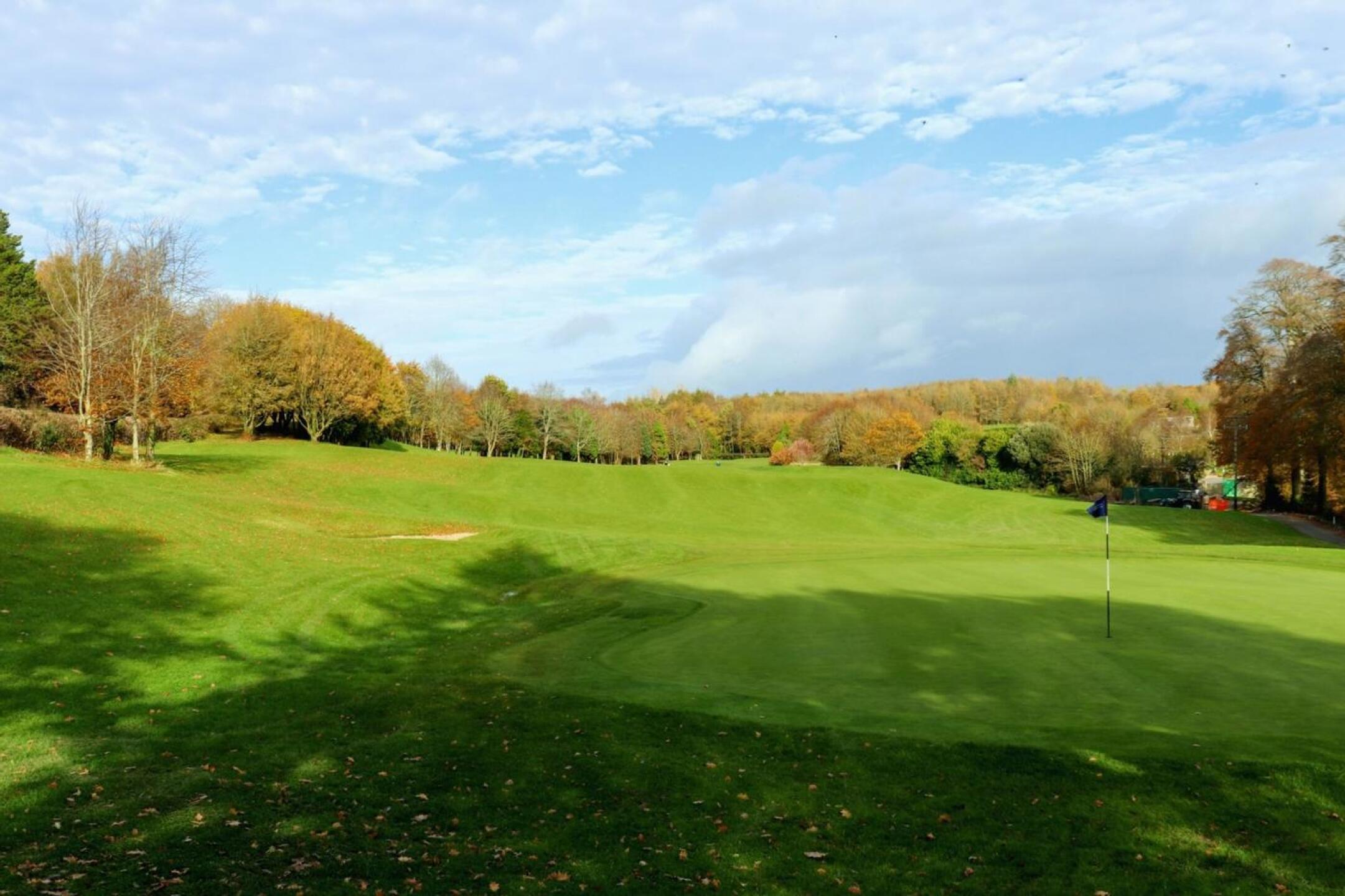 The par-4 first hole at Glasson climbs uphill off the tee, then mainly flattens on the approach to its two-tiered green. (Photo submitted by AptlyLinked on 11/16/2025)
