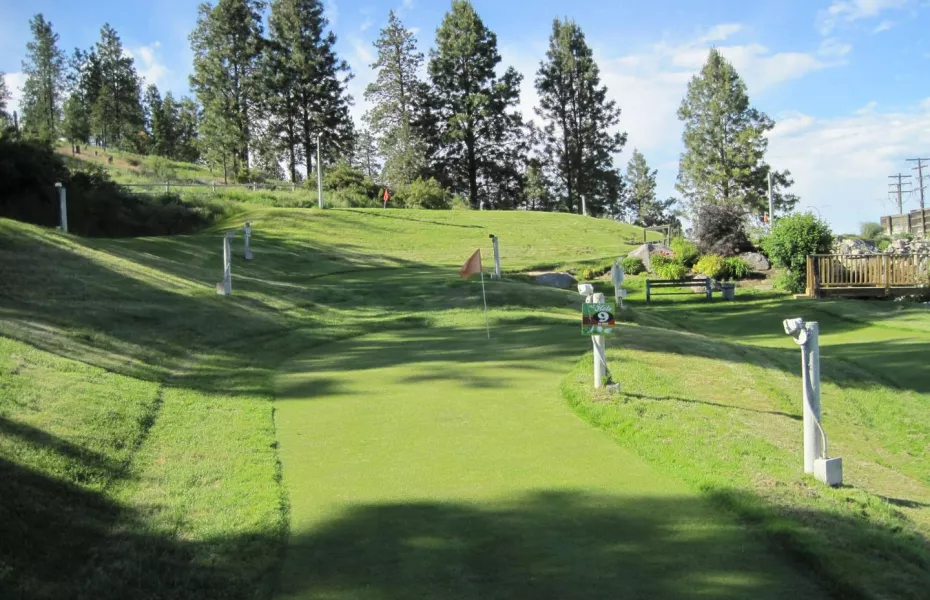19 Greens Putting Course: #9
