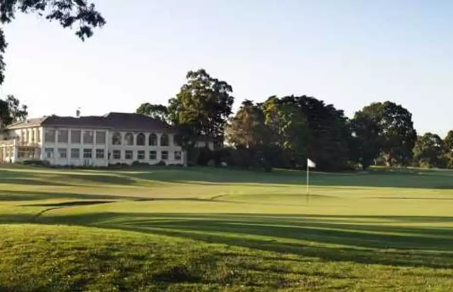 Commonwealth GC: #18 & clubhouse