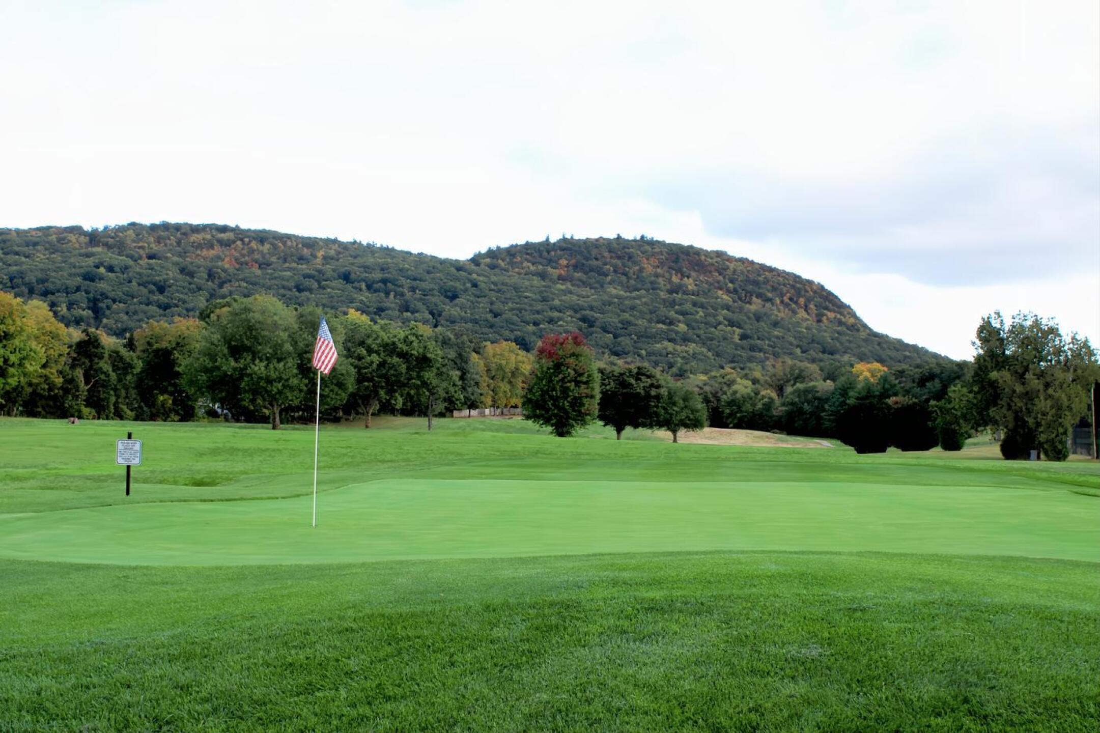 Nine is an excellent par-4 that runs 343 yards uphill and alongside the driving range. Mt. Carmel provides a compelling backdrop. (Photo submitted by AptlyLinked on 10/06/2024)