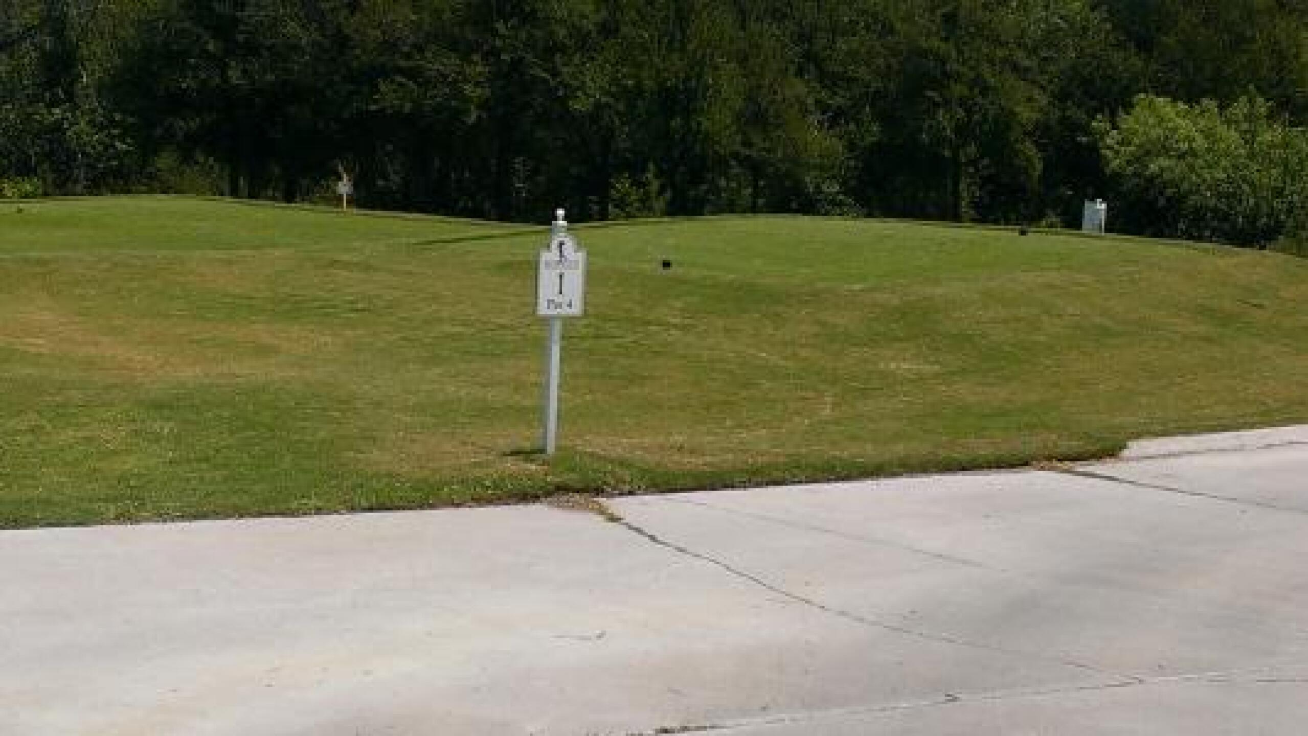 Nicely manicured tee boxes (Photo submitted by islstl on 08/02/2013)