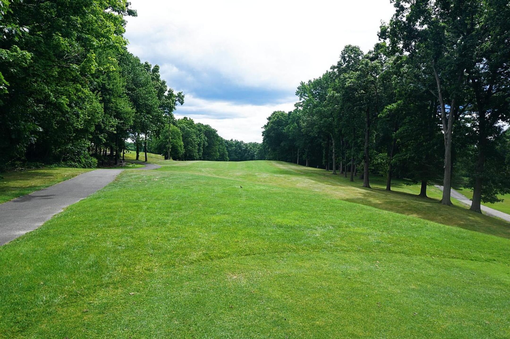 A par-5 of 498, fifteen plays out to a plateau driving zone, from which the hole plummets to the lower fairway and green. (Photo submitted by AptlyLinked on 07/08/2022)