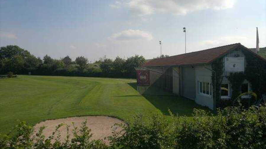Schlossgut Neumagenheim GC: driving range tees