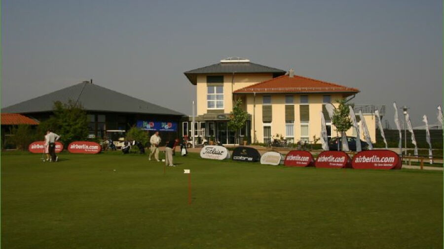 Gleidingen GC: putting green & clubhouse