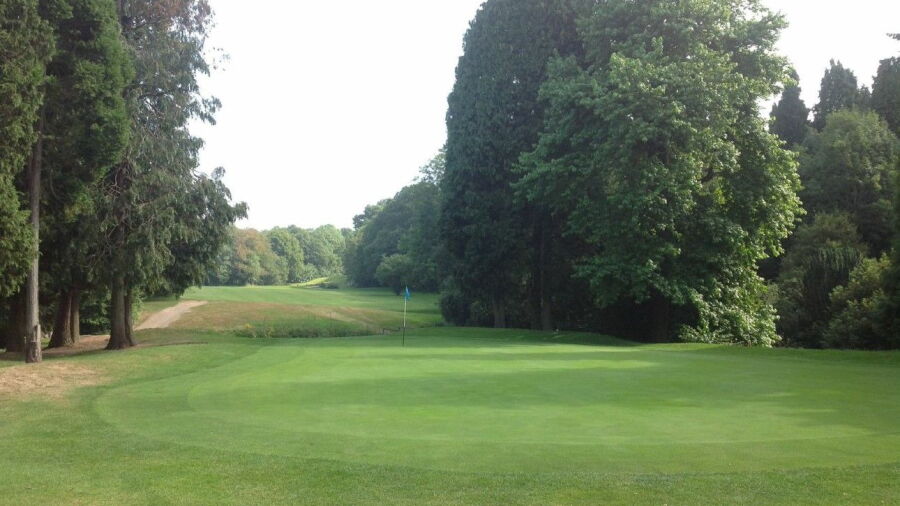 18th green at Gatton Manor
