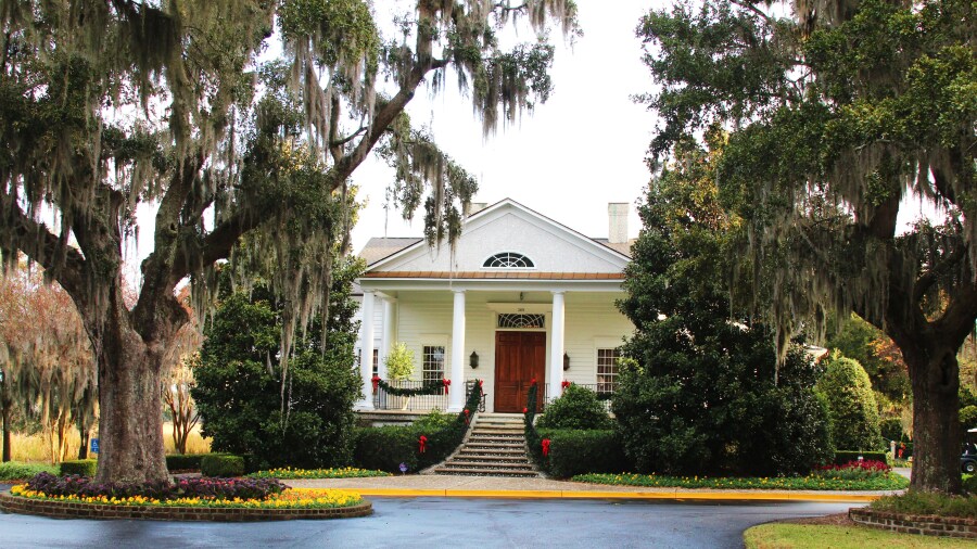 Caledonia Golf & Fish Club - clubhouse driveway