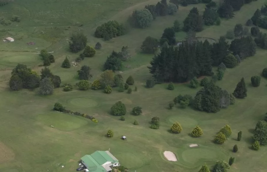 Stewart Alexander GC: Clubhouse & #18