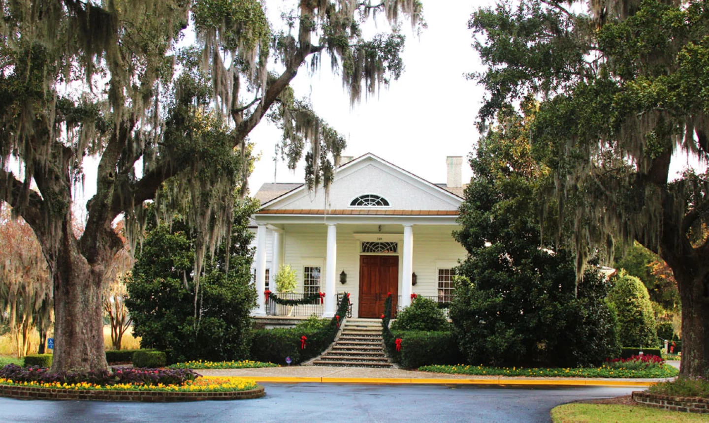 Caledonia Golf & Fish Club - clubhouse driveway