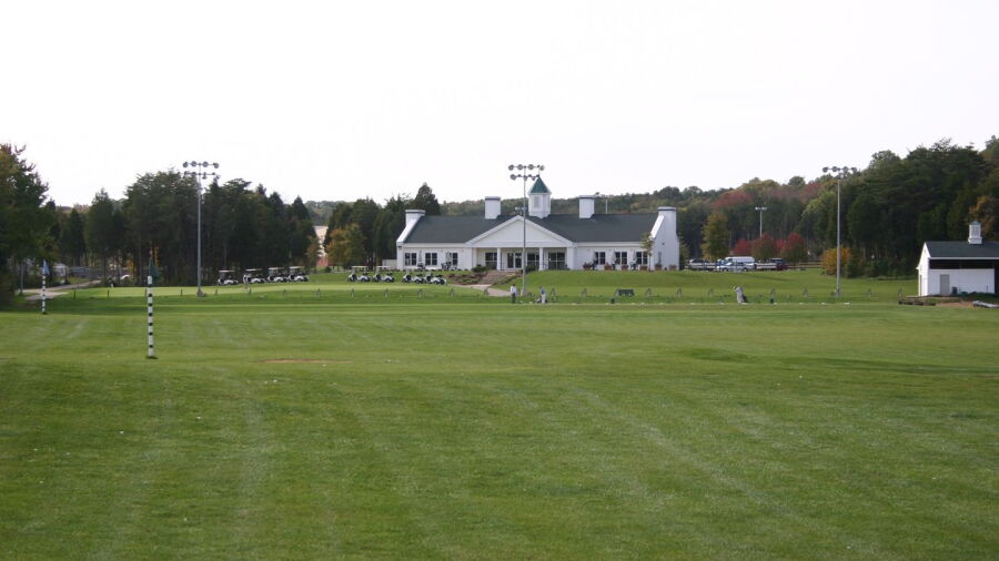 Broad Run Golf & Practice Facility: Driving range & clubhouse