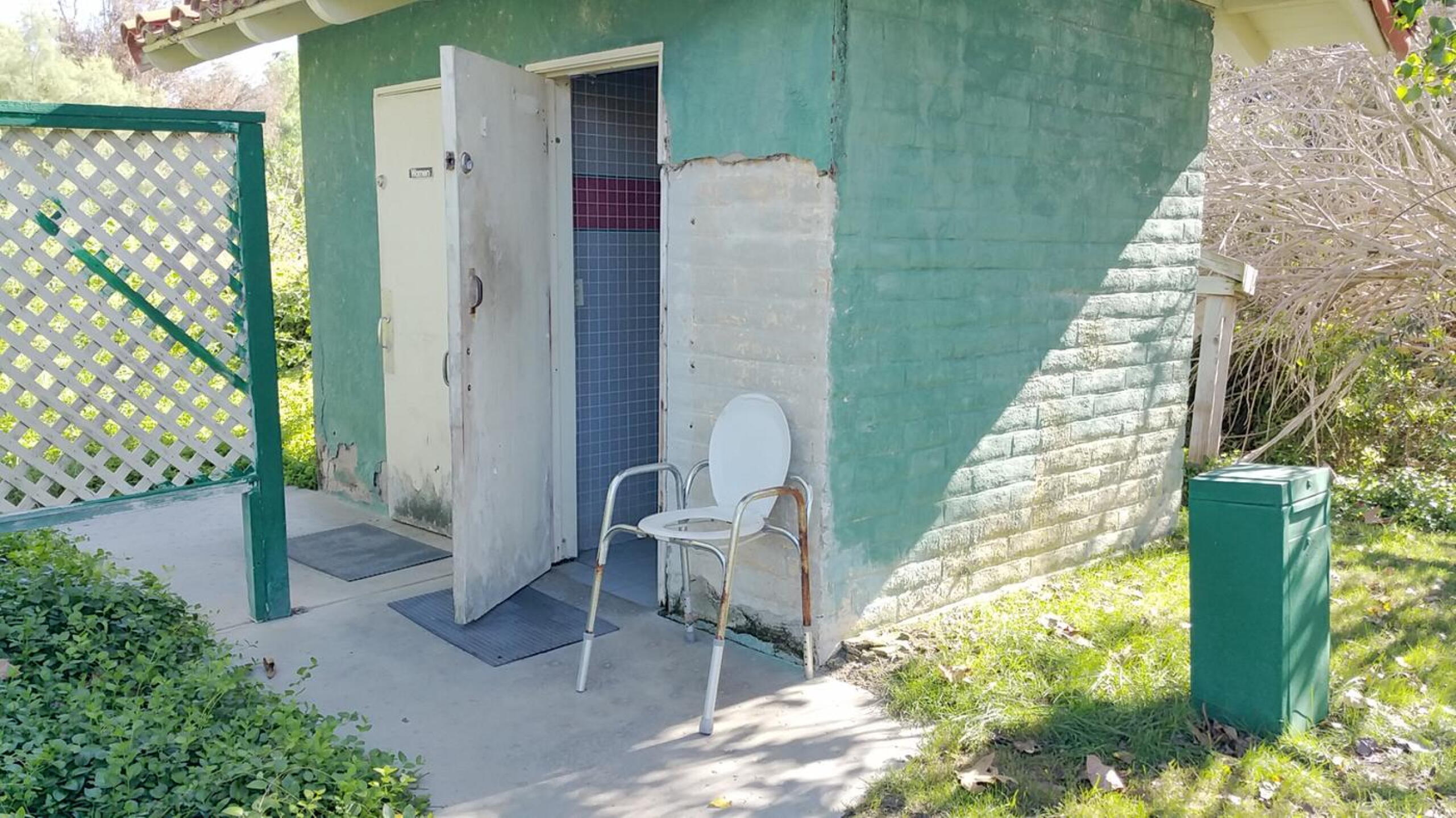 I quess this is what they call handicap accessable. (Photo submitted by SoCalWaldo on 09/18/2015)