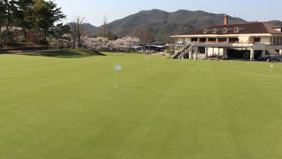 Shin Takarazuka CC: Clubhouse & putting green