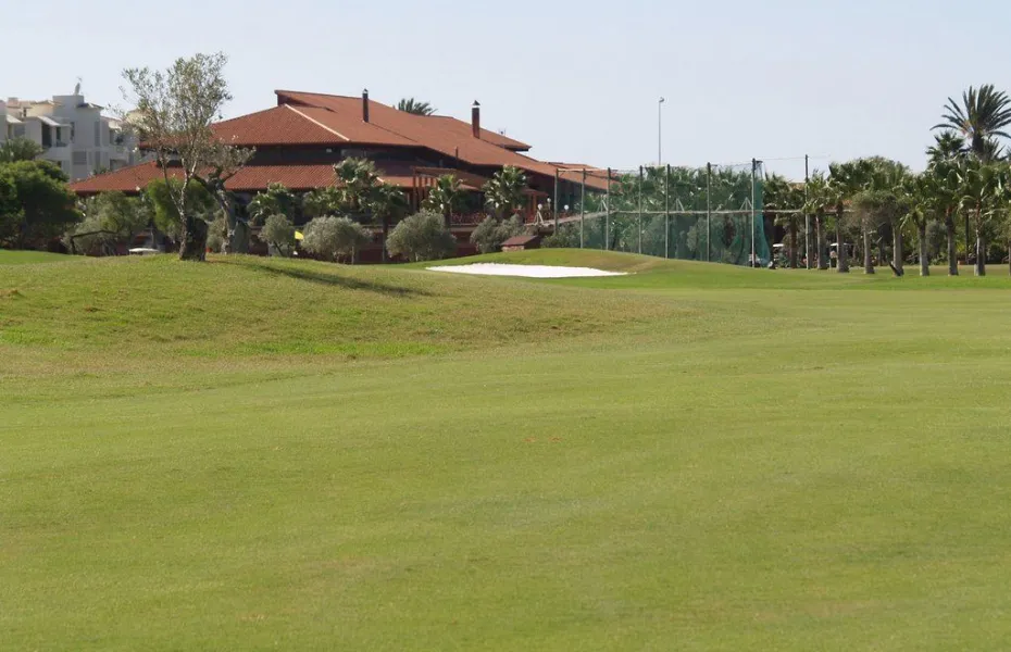Campo de Golf Playa Serena junto a la costa
