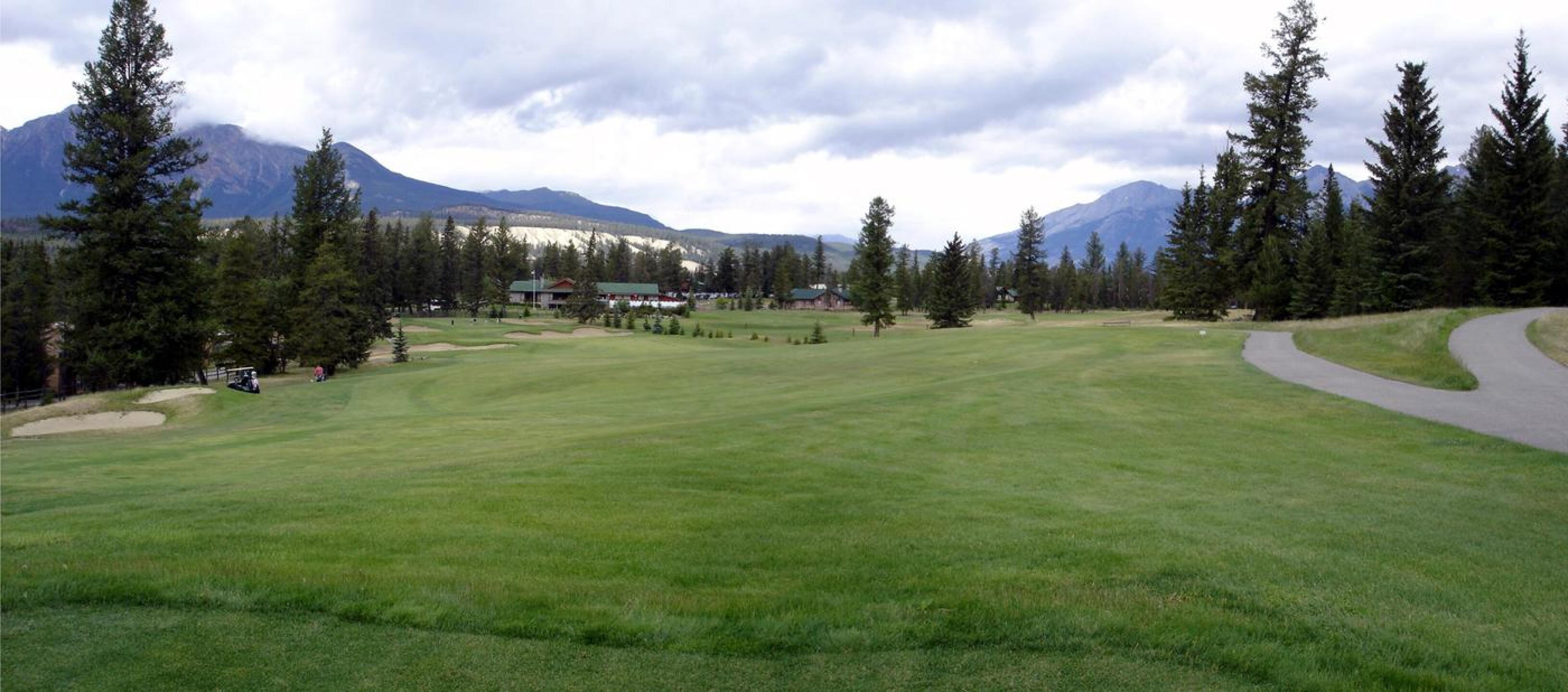 Jasper Park Lodge Golf Club, Hole 18, Par 4, 323 yds, Home (Photo submitted by DYakimec on 07/16/2017)