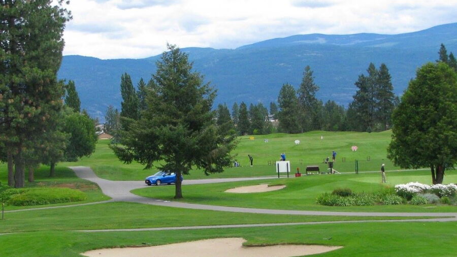 Sumac Ridge GC: Driving range