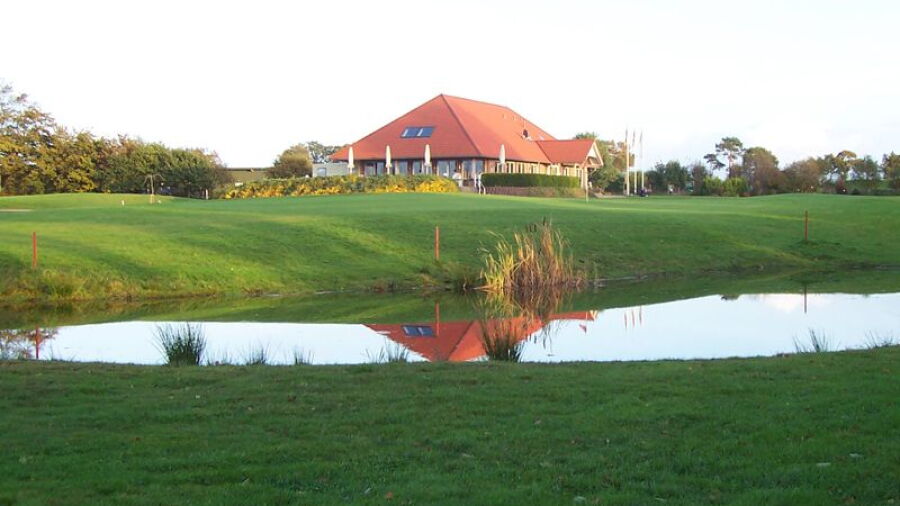 Gut Hainmuehlen im Moorheilbad Bederkesa GC: #18 & clubhouse