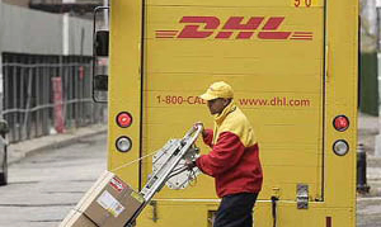 Shipping golf clubs can be easy and inexpensive if you don't need expedited delivery.