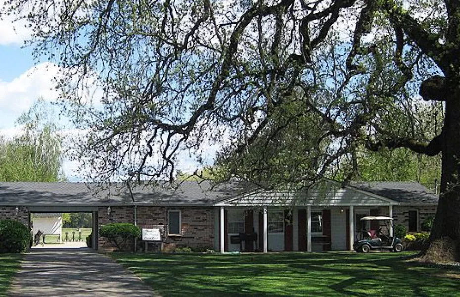 Churn Creek GC: clubhouse