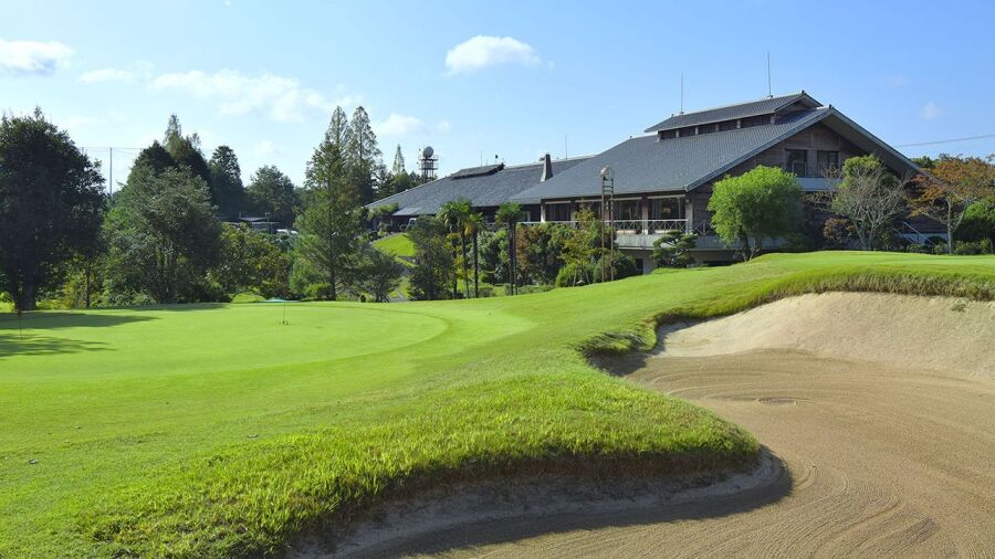 Sanda GC: Clubhouse & putting green