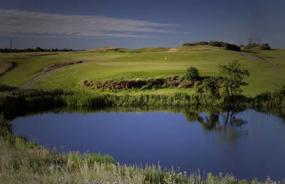 Oaks at Mollington water hazard
