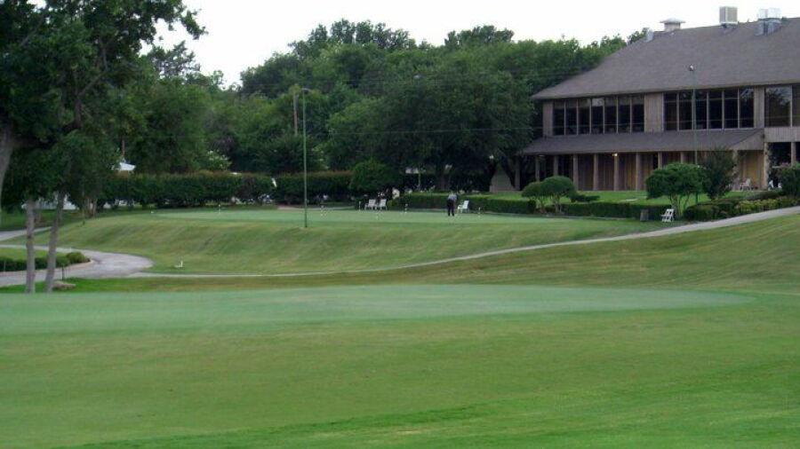 Diamond Oaks CC: clubhouse & putting green