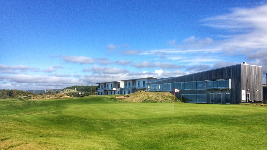 Cabot Links - No. 18 and clubhouse