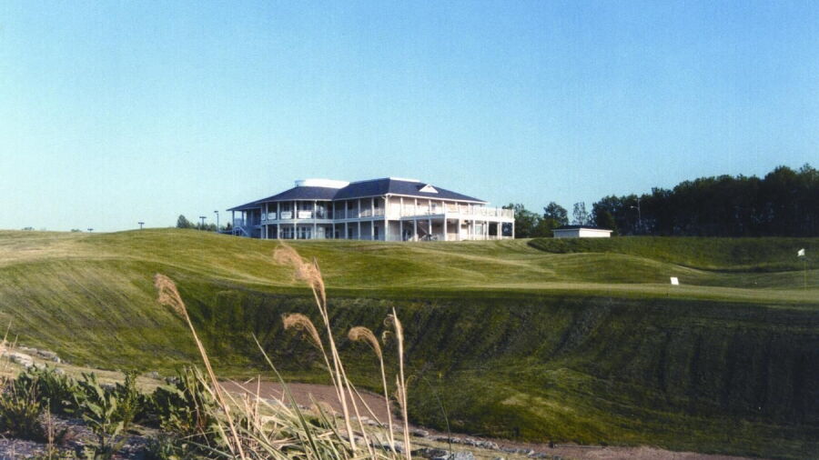 Kearney Hill Golf Links: #18 & clubhouse